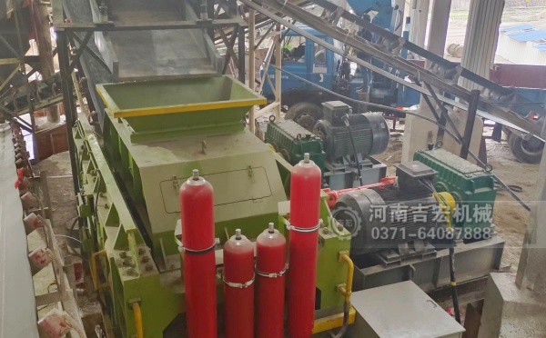 破碎輝綠巖總走彎路？對(duì)輥機(jī)用實(shí)力告訴你：選對(duì)設(shè)備多重要！