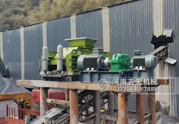 采石場想在同行里站穩(wěn)腳？液壓對(duì)輥制砂機(jī)讓砂質(zhì)、產(chǎn)量雙在線,底氣就是足!